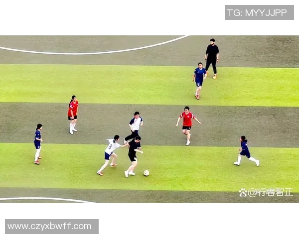 女足与男足精彩瞬间对比云相片展现足球魅力与风采